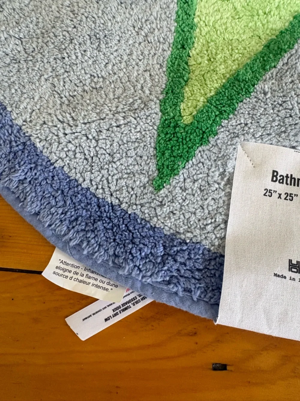 NWT Urban Outfitters Duh Star Round Plush Tufted Bath Mat